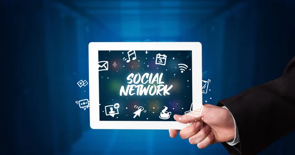 Persona che tiene tablet, concetto di social network — Foto Stock