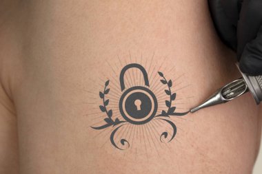 İletişim, liderlik ve yaratıcılık kavramı çıplak sırtına dövme