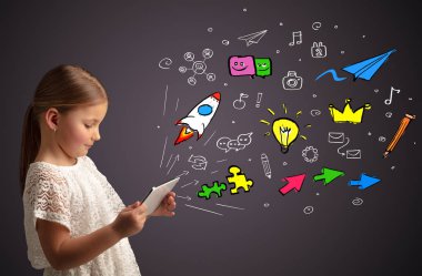 Kız holding tablet uygulamaları kavramı ile