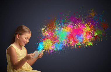 Kız holding tablet renkli sıçrama ile