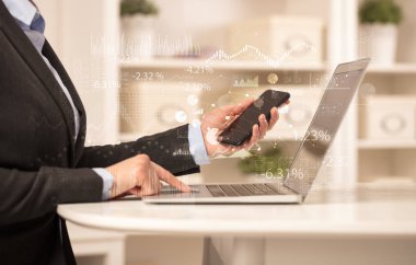 Mali rapor kavramı ile dizüstü bilgisayar üzerinde çalışan iş kadın