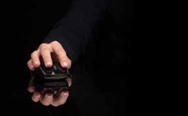 Koyu arka plan üzerinde fare kullanarak ele