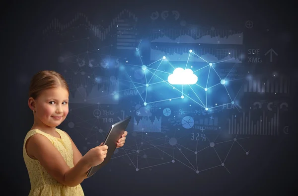 Dziewczynka gospodarstwa tablet z koncepcja technologii chmury — Zdjęcie stockowe