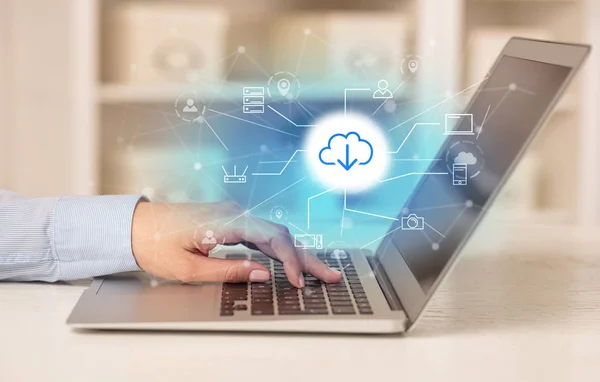 Mujer de negocios trabajando en su portátil con almacenamiento en línea y el concepto de tecnología en la nube — Foto de Stock