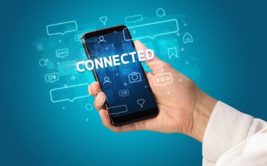 Sosyal medya kavramına sahip akıllı telefon kullanımı