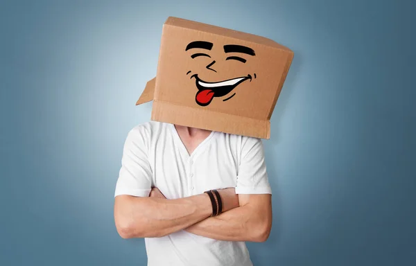 Giovane ragazzo con la faccia felice scatola di cartone — Foto Stock