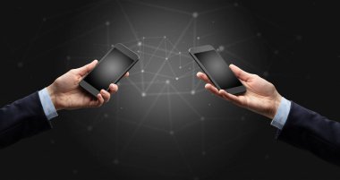 Akıllı telefonlar holding iki eller yakın çekim