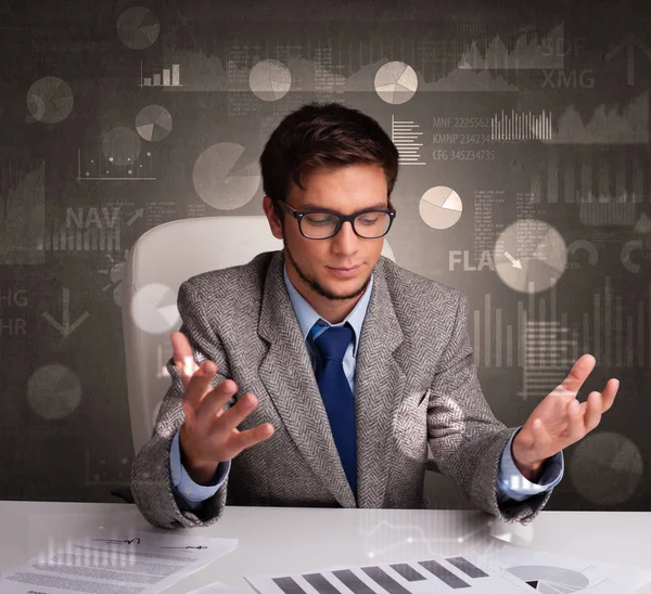 Manager im Büro, der Berichte und Statistiken mit Tafel-Hintergrund erstellt — Stockfoto