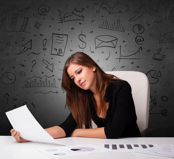 Secretaresse met doodle multitask concept — Stockfoto