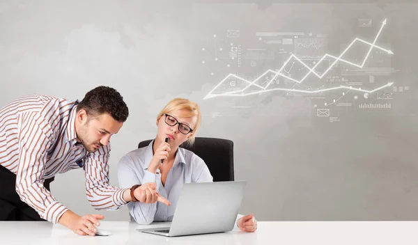 Geschäftsmann sitzt am Schreibtisch mit finanziellem Veränderungskonzept — Stockfoto