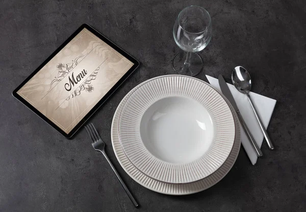 Elegante mesa colocada con elegante logotipo del restaurante —  Fotos de Stock