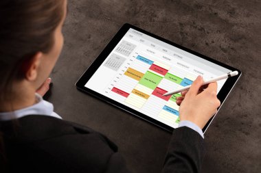 İş kadını zamanlama her programı Tablet