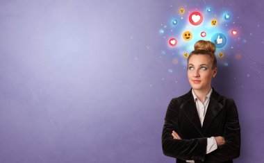 Sosyal medya konsepti ile iş adamı ayakta