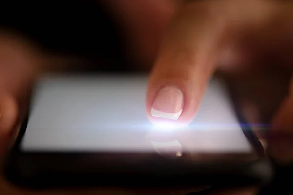 Finger berühren Telefon mit dunklem Hintergrund — Stockfoto