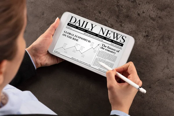 Mujer de negocios leyendo noticias — Foto de Stock