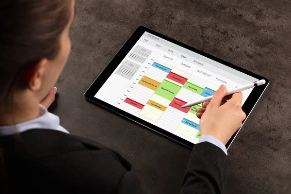 Business woman schedule her program on tablet — Stock Photo, Image