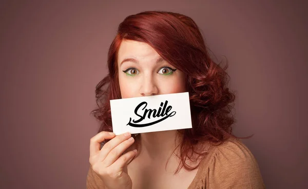 Persona que sostiene la tarjeta con sonrisa —  Fotos de Stock