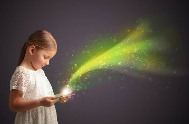 Köpüklü tablete oynayan küçük çocuk