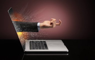 El dışında bir dizüstü bilgisayar