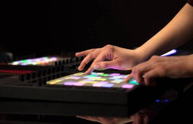 Karıştırma müzik MIDI denetleyicisi üzerindeki el