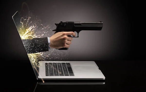 Hand mit Waffe aus Laptop — Stockfoto