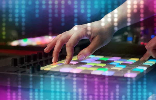 Hand blanda musik på MIDI-controller med sociala medier koncept — Stockfoto