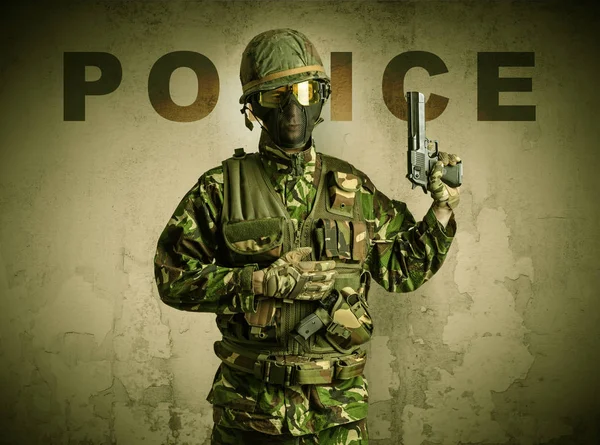 Soldado armado con fondo de pared dañado — Foto de Stock