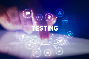 Web teknolojisi simgeleriyle tablete dokunmak