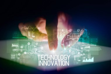 Web teknolojisi simgeleriyle tablete dokunmak