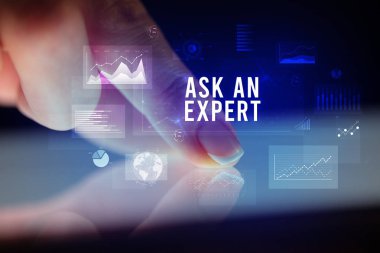 İş grafikleri ve simgeler konseptiyle tablete dokunmak