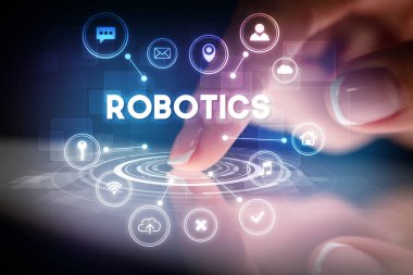 Web teknolojisi simgeleriyle tablete dokunmak