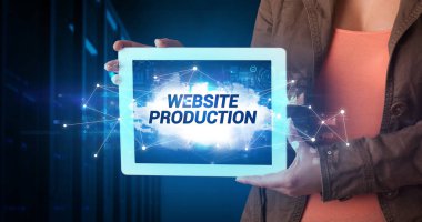 Tablet tutan kişi, teknoloji konsepti