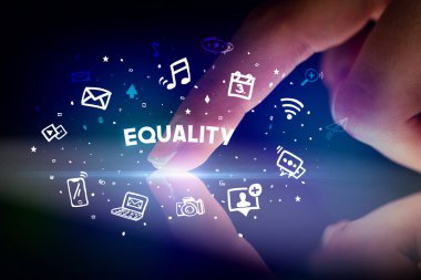 Sosyal medya simgeleri kavramlı parmak dokunuşu tableti