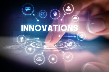 Web teknolojisi simgeleriyle tablete dokunmak