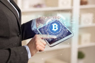 İş kadını ev ofis ruh bitcoin bağlantı ağ kavramı ile tablet kullanma