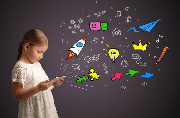 Kız holding tablet uygulamaları kavramı ile