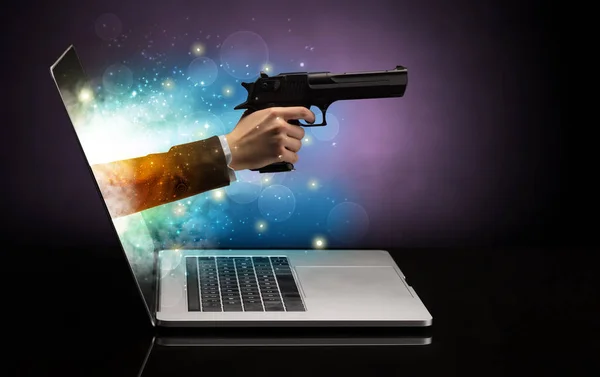 El ile silah dışında bir dizüstü bilgisayar geliyor — Stok fotoğraf