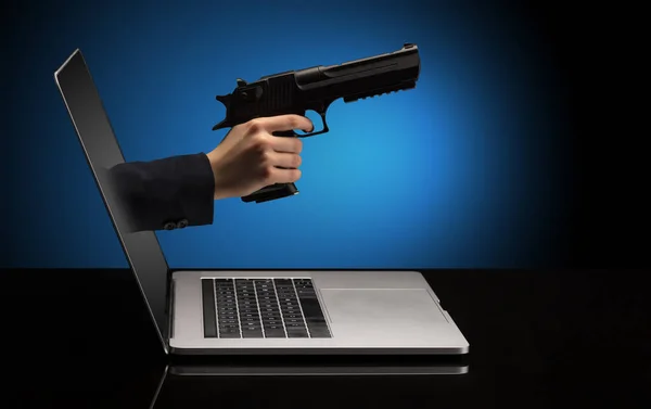 Hand mit Waffe aus Laptop — Stockfoto