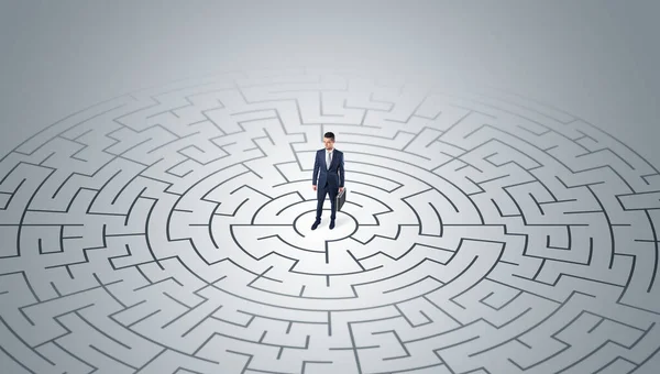 Empresário em pé no meio de um labirinto — Fotografia de Stock