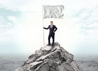 İşadamı üst tarafındaki bir bayrak tutan dağ