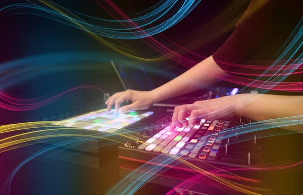 Mélange de musique sur contrôleur midi avec concept d'ambiance coloré — Photo