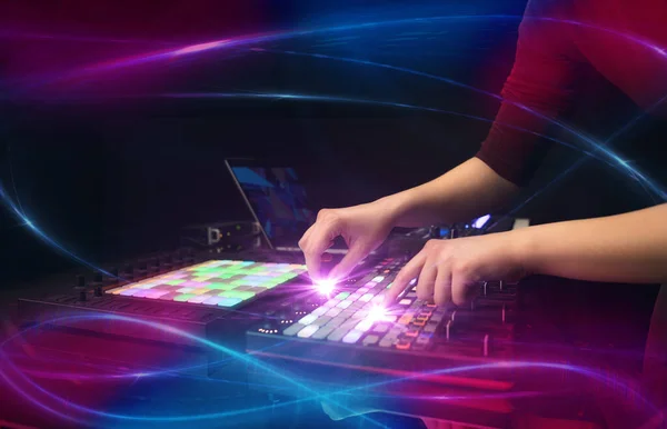 Mixen van muziek op midi-controller met Golf vibe concept — Stockfoto