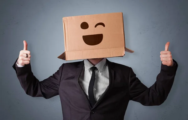 Hombre divertido sonriendo con cabeza de caja de cartón —  Fotos de Stock