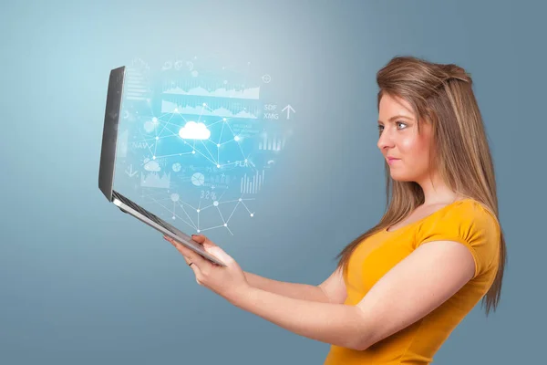 Γυναίκα που κρατά το laptop με το cloud με βάση σύστημα έννοια — Φωτογραφία Αρχείου