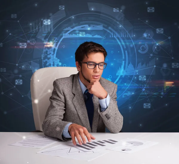 Manager framför kontoret skrivbordet med kommunikationskoncept — Stockfoto