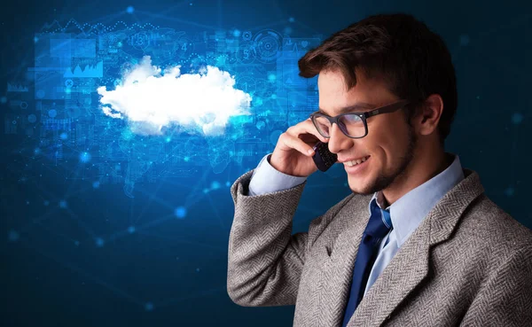 Person som pratar i telefon med cloud teknik konceptet — Stockfoto