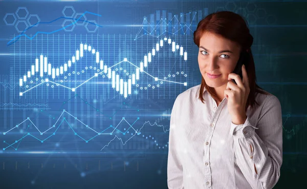 Arka planda diyagramları ile telefonda konuşurken kişi