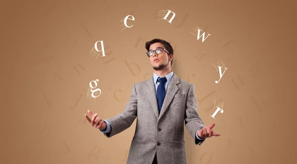 Person jongliert mit Buchstaben — Stockfoto