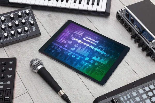 Strumenti musicali elettronici e tablet con concetto di report — Foto Stock