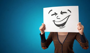 Bir kağıt ile cool ifade yüz tutan kişi